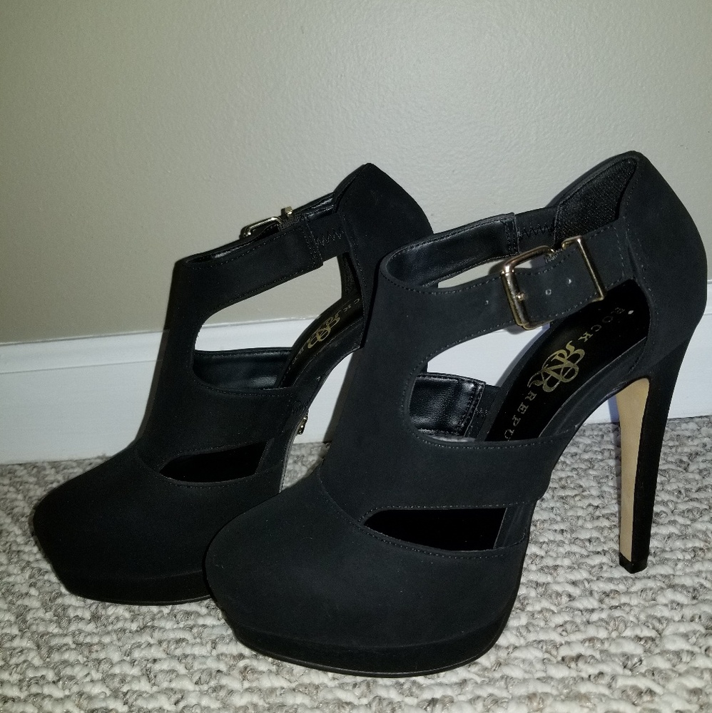 black closed toed heels